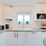 Pass The Keys Modern & Spacious 1 Bed Terrace With Free Parking
