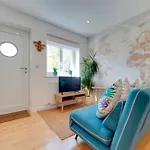 Pass The Keys Modern & Spacious 1 Bed Terrace With Free Parking