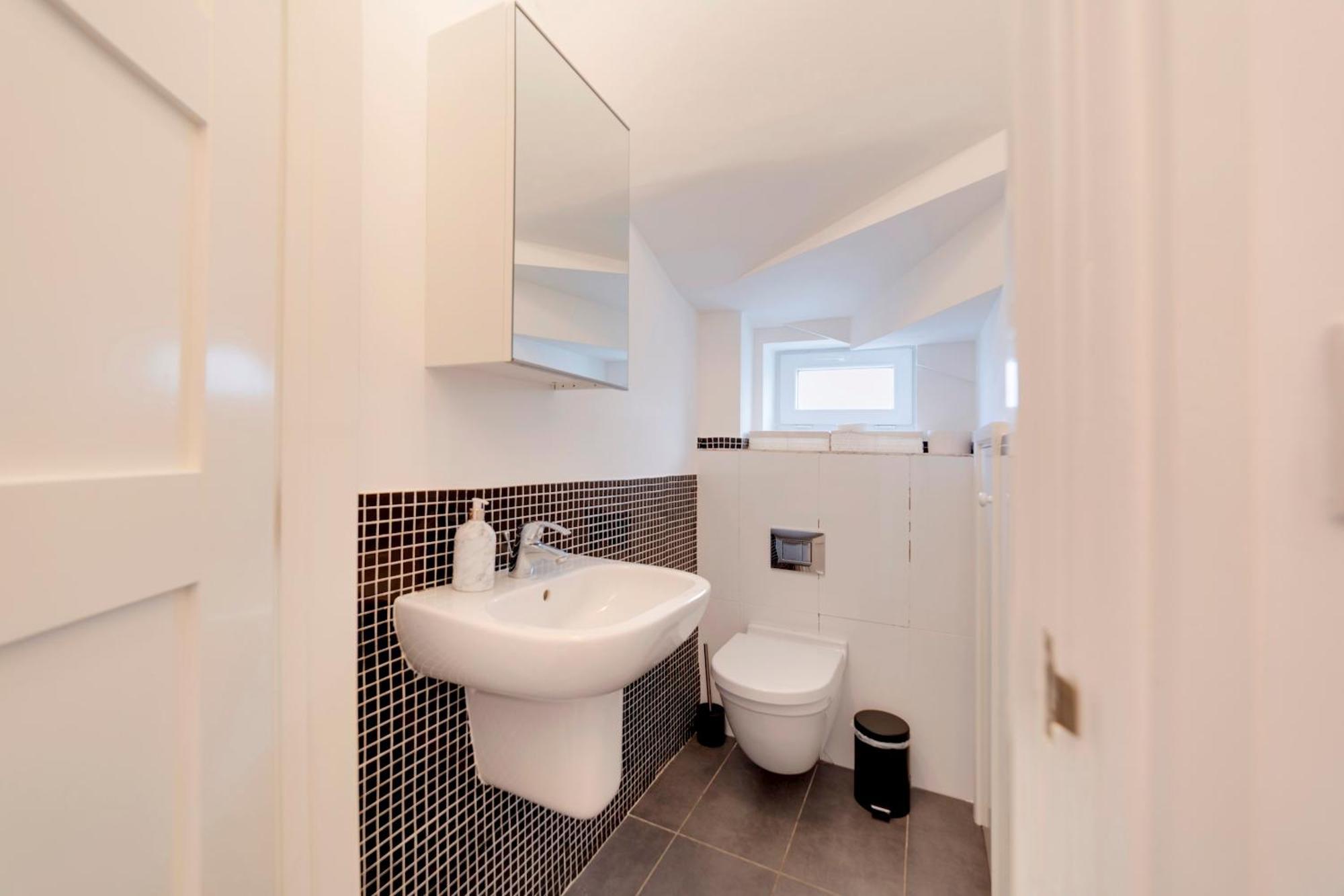 Pass The Keys Modern & Spacious 1 Bed Terrace With Free Parking *