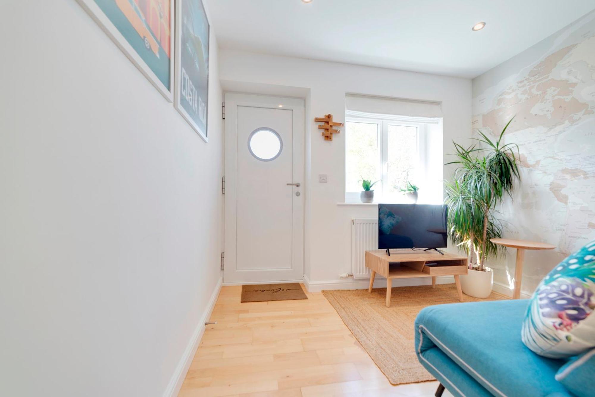 Pass The Keys Modern & Spacious 1 Bed Terrace With Free Parking